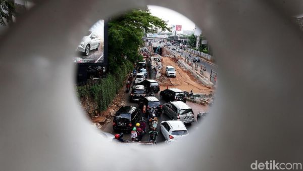 Jalan Metro Pondok Indah Menyempit, Kendaraan Mengular Jalan Metro Pondok Indah Menyempit, Kendaraan Mengular