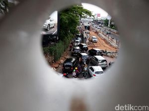 Jalan Metro Pondok Indah Menyempit, Kendaraan Mengular