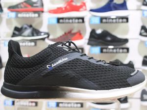 Sepatu Kets yang Dipakai Sandiaga Dirancang Khusus untuk Blusukan