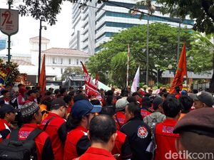 Massa Buruh Ingin Sampaikan Hasil Survei UMP ke Anies-Sandi Massa Buruh Ingin Sampaikan Hasil Survei UMP ke Anies-Sandi