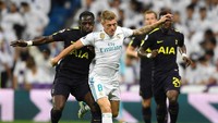 Toni Kroos saat berjibaku mempertahankan bola dari Tottenham. Laurence Griffiths/Getty Images