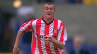 Ketumpahan air panas jelas sakit, apalagi kalau di selangkangan. Itu dialami Kevin Kyle, mantan pemain internasional Skotlandia, semasa di Sunderland. Putranya yang baru delapan bulan menjatuhkan air mendidih ke arah selangkangan sang ayah. (Foto: Clive Mason /Allsport)