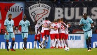 12. RB Leipzig. Leipzig bisa masuk daftar ini setelah mereka diakuisisi perusahaan minuman energi Red Bull. Peningkatan prestasi secara drastis juga mengangkat status mereka sebagai klub dengan kondisi keuangan yang sangat kuat. (Hannibal Hanschke/Reuters)