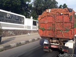 Bau Menyengat Air Lindi Truk Sampah Teror Padalarang Bandung