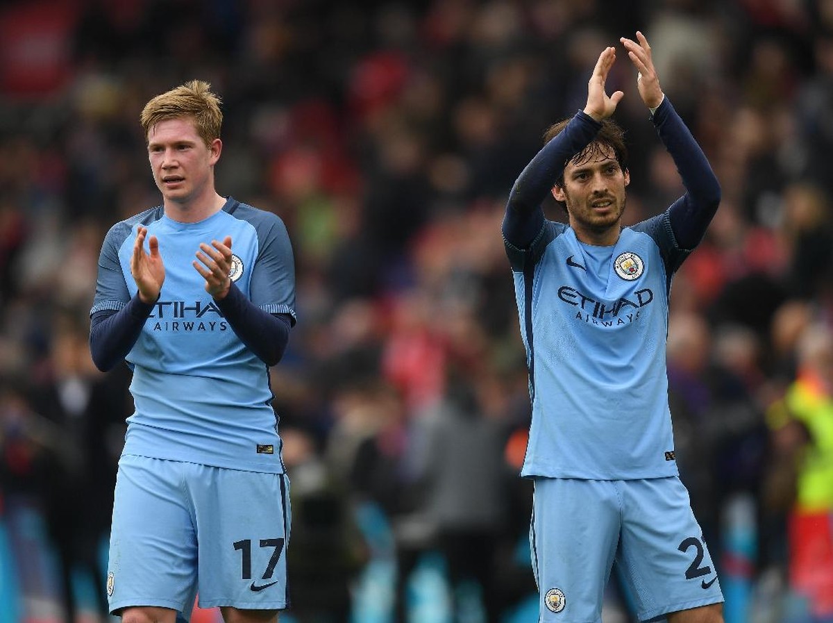 Ada keributan kecil terjadi antara David Silva, Kevin de Bruyne, dan Fernandinho (Michael Regan/Getty Images)
