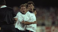 Di Piala Dunia 1990, Bryan Robson pernah ditugasi membangunkan Paul Gascoigne. Robson yang kesulitan membangunkan rekannya di timnas Inggris itu pun berusaha mengangkat ranjang Gascoigne. Ranjang lalu terjatuh, mencederai jari kaki Robson. (Foto: Billy Stickland/Allsport)