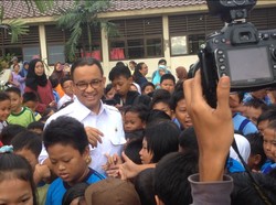 Anies dan Sandi ke SDN 07 Pagi, Anak-anak Berebut Tanda Tangan