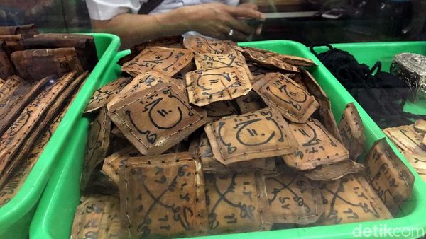 Ngeri! Ada Pedagang Jimat di Jatinegara