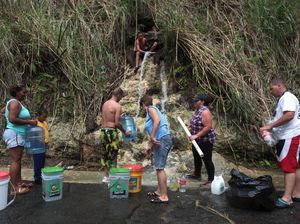 Foto : Kesulitan Warga Puerto Rico Mendapatkan Air Bersih Foto : Kesulitan Warga Puerto Rico Mendapatkan Air Bersih