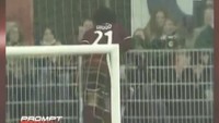 Jari Paulo Diogo diamputasi usai sebuah gol. Itu terjadi tahun 2004 ketika cincin kawin di jari manis Diogo tersangkut di pagar pembatas lapangan. Sebagian jarinya putus dan usaha menyambung total gagal. Amputasi dilakukan. (Foto: Screenshot Youtube)