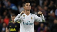 Madrid baru bisa menyamakan skor di menit-menit akhir sebelum jeda. Gol balasan Madrid terlahir dari hadiah penalti yang dieksekusi oleh Cristiano Ronaldo. Sergio Perez/REUTERS.