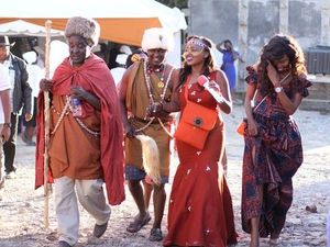 Ayah Ludahi Pengantin untuk Keberuntungan di Kenya