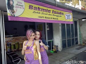 Dua Janda Pemilik Kedai Bakmi Ini Sering Jadi Sasaran Foto Pembeli