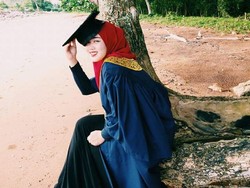 Ada Kisah Haru di Balik Foto Viral Wanita Memakai Toga di Kuburan