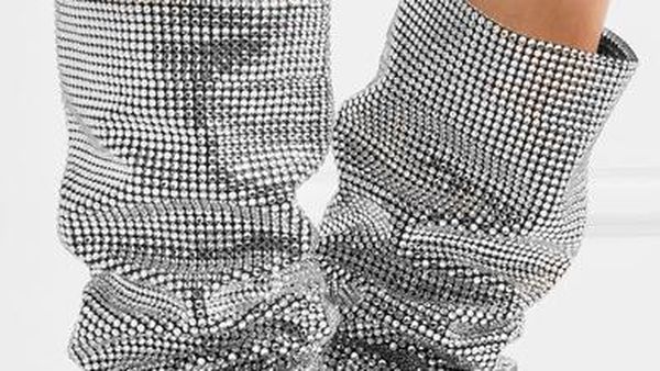 Hot Trend: Gaya Syahrini Sampai Kendall Jenner Pakai Boots YSL Rp 135 Juta