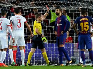 Barca Memimpin 1-0, Pique Dikartu Merah