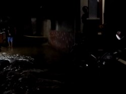 Banjir karena Tanggul Karung Jebol di Jatipadang Mulai Surut