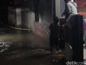 Tanggul Karung di Jatipadang Jebol, Warga Dievakuasi Pakai Tali