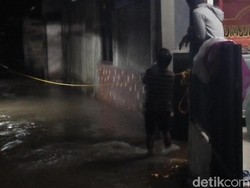 Tanggul Karung di Jatipadang Jebol, Warga Dievakuasi Pakai Tali