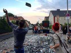 Prang! Tradisi Banting Piring Keluarga Pengantin di Jerman