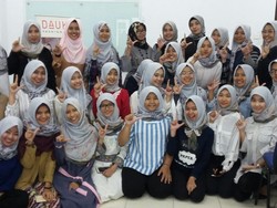 Mahasiswi Kampus Internasional Tampil Modis dengan Hijab Modern