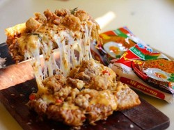 Uniknya Martabak dengan Topping Ayam Telur Asin yang Gurih