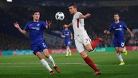 Edin Dzeko mampu membawa tim tamu berbalik unggul. Dia mencetak sepasang gol yang dicatatkan pada menit ke-64 dan ke-70. (Foto: Eddie Keogh/Reuters)