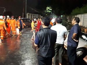 Hujan Deras, Mobil Terperosok ke Parit di Cakung Jaktim