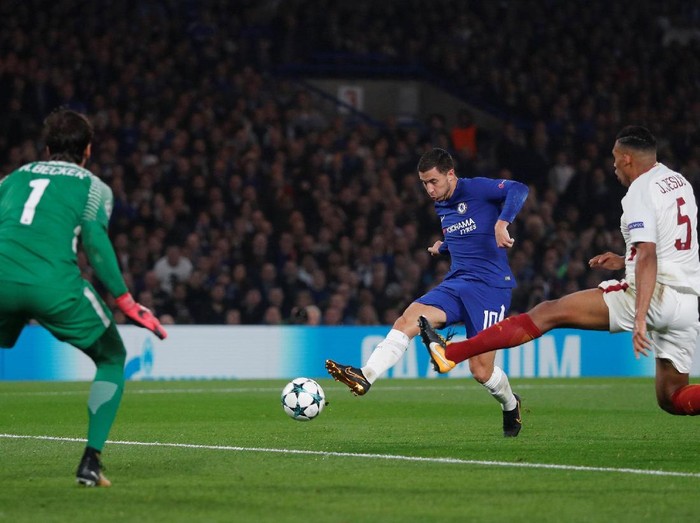 Soccer Football - Champions League - Chelsea vs AS Roma - Stamford Bridge, London, Britain - October 18, 2017   Chelsea's Eden Hazard scores their second goal           REUTERS/Eddie Keogh