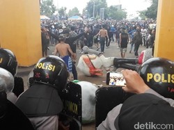 Polisi Bentrok dengan Suporter Usai Laga Persib vs Madura United
