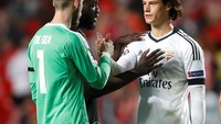 David de Gea dan Romelu Lukaku menghibur Svilar usai laga tuntas. (Reuters/Carl Recine)