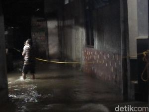 Lokasi Tanggul Karung Jebol di Jatipadang Tergenang Lagi