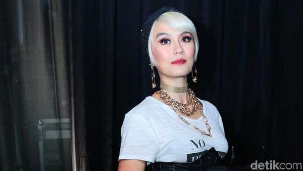 Gold Lady! Agnez Mo yang Makin Menawan