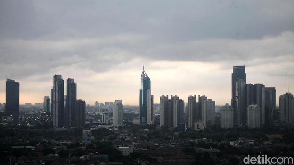 Awan Hitam Payungi Jakarta