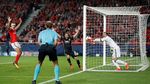 Foto: Respect! Peluk dan Dukungan Pemain MU untuk Kiper Muda Benfica
