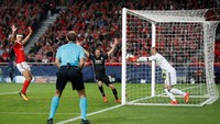 Padahal dia seharusnya bisa melakukan lebih baik misalnya dengan menepis atau meninju bola. Apalagi tendangan Rashford sebenarnya tak terlalu deras. (Reuters/Carl Recine)