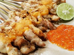 Huah! Enaknya Sate Taichan Berbalut Saus Telur Asin yang Dicocol Sambal Matah Huah! Enaknya Sate Taichan Berbalut Saus Telur Asin yang Dicocol Sambal Matah