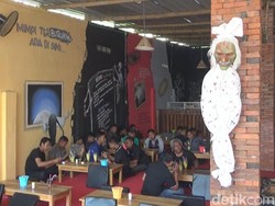 Sensasi Horor Makan Nasi Jagung di Pujasera Demit