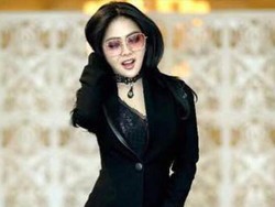 Gaya Syahrini Pakai Sepatu Bling-bling Seharga Mobil