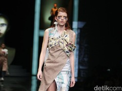 Foto: Saat Desainer Indonesia Menyuarakan Pesan Politiknya di Catwalk