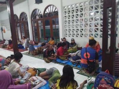 Foto: Suasana Pengungsi Banjir Akibat Tanggul Karung Jebol