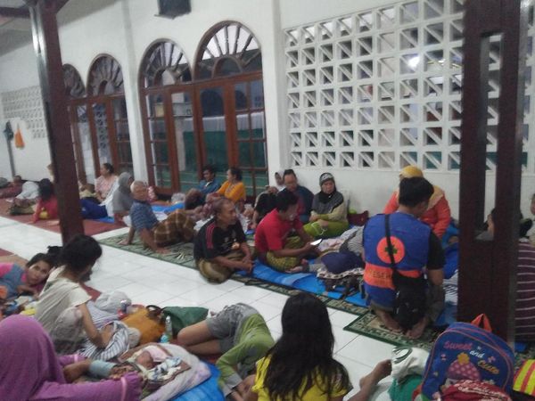 Foto: Suasana Pengungsi Banjir Akibat Tanggul Karung Jebol