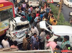 Digencet Bus dan Truk, Penumpang Fortuner yang Hancur Ini Selamat