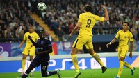 PSG baru bisa memperbesar keunggulannya pada menit ke-44. Sundulan Cavani menjebol gawang Anderlecht. Foto: Shaun Botterill/Getty Images
