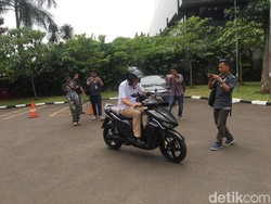 Aksi Jonan Meliuk-liuk Pakai Motor Listrik Buatan Mahasiswa ITS