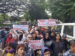 Puluhan Ibu-ibu Geruduk Kantor Ridwan Kamil Tolak Penggusuran