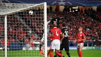 Benfica dan MU bermain imbang tanpa gol di sepanjang babak pertama. MU nyaris membuka keunggulan lewat Romelu Lukaku setelah tandukannya membentur mistar gawang Benfica. Foto: Laurence Griffiths/Getty Images
