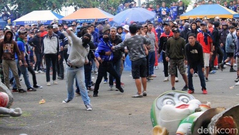 Polisi Imbau Bobotoh Jaga Ketertiban dan Tidak Berbuat Onar Polisi Imbau Bobotoh Jaga Ketertiban dan Tidak Berbuat Onar