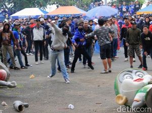 Pecah! Ini Video Bentrokan Suporter Persib dan Polisi