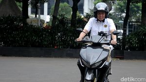 Jonan Jajal Motor Listrik Gesits Buatan Anak Bangsa